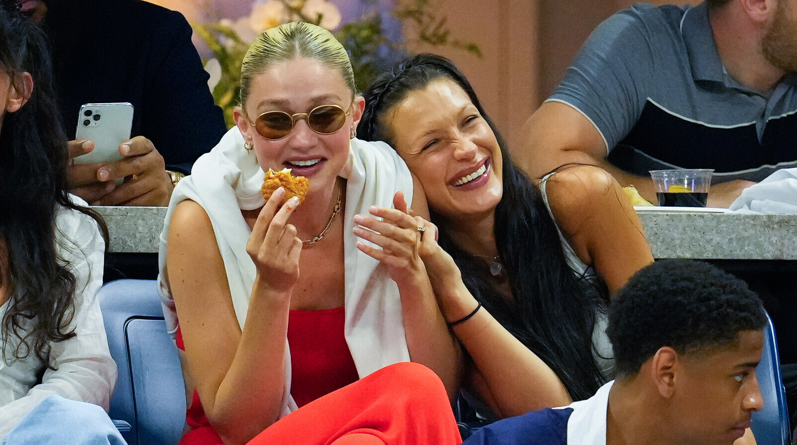 bella en gigi hadid slappe lach