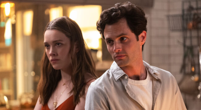 Love Quinn en Joe Goldberg uit de serie You kijken gespannen, wat de complexiteit en het gevaar van een giftige relatie symboliseert.