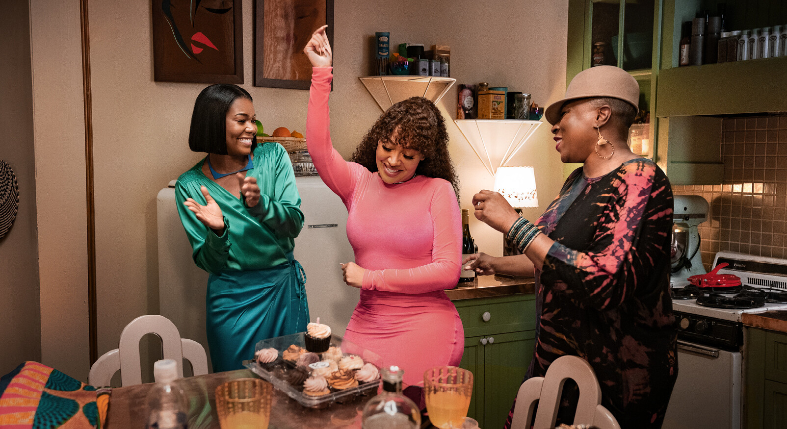 FIlm Netflix vrouwen dansen in de keuken roze jurk en wijn