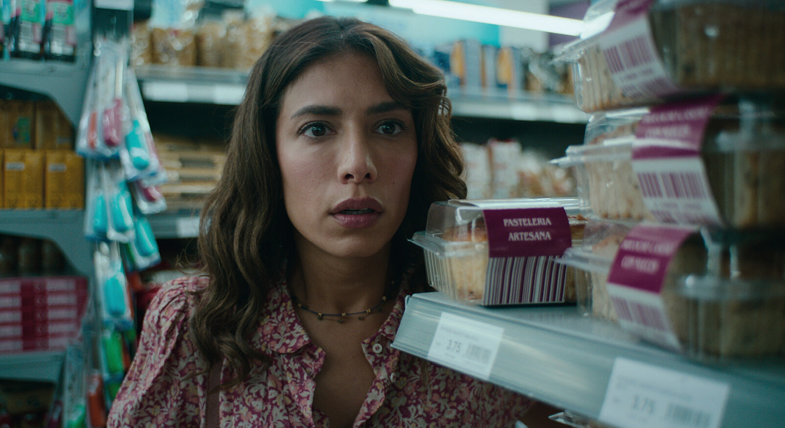 Who Is Erin Carter? Netflix scene vrouw kijkt verrast supermarkt
