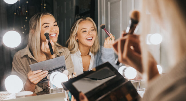 vrouwen in de spiegel make-up aanbrengen