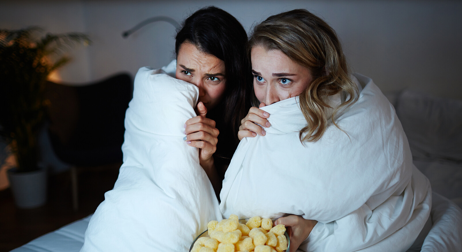 twee vrouwen onder een deken kijken een film angst