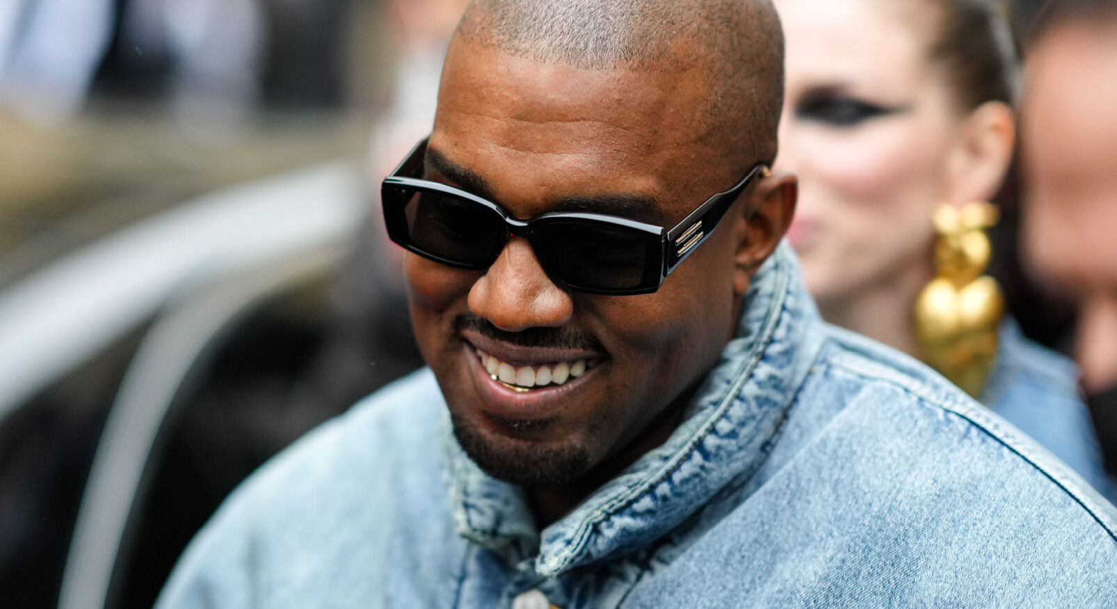 Kanye west lachend op straat