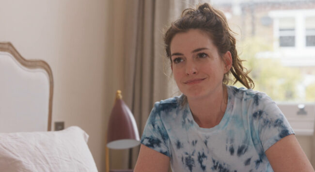 Anne Hathaway liggend vermoeid in bed, passend bij artikel over wat te eten bij griep