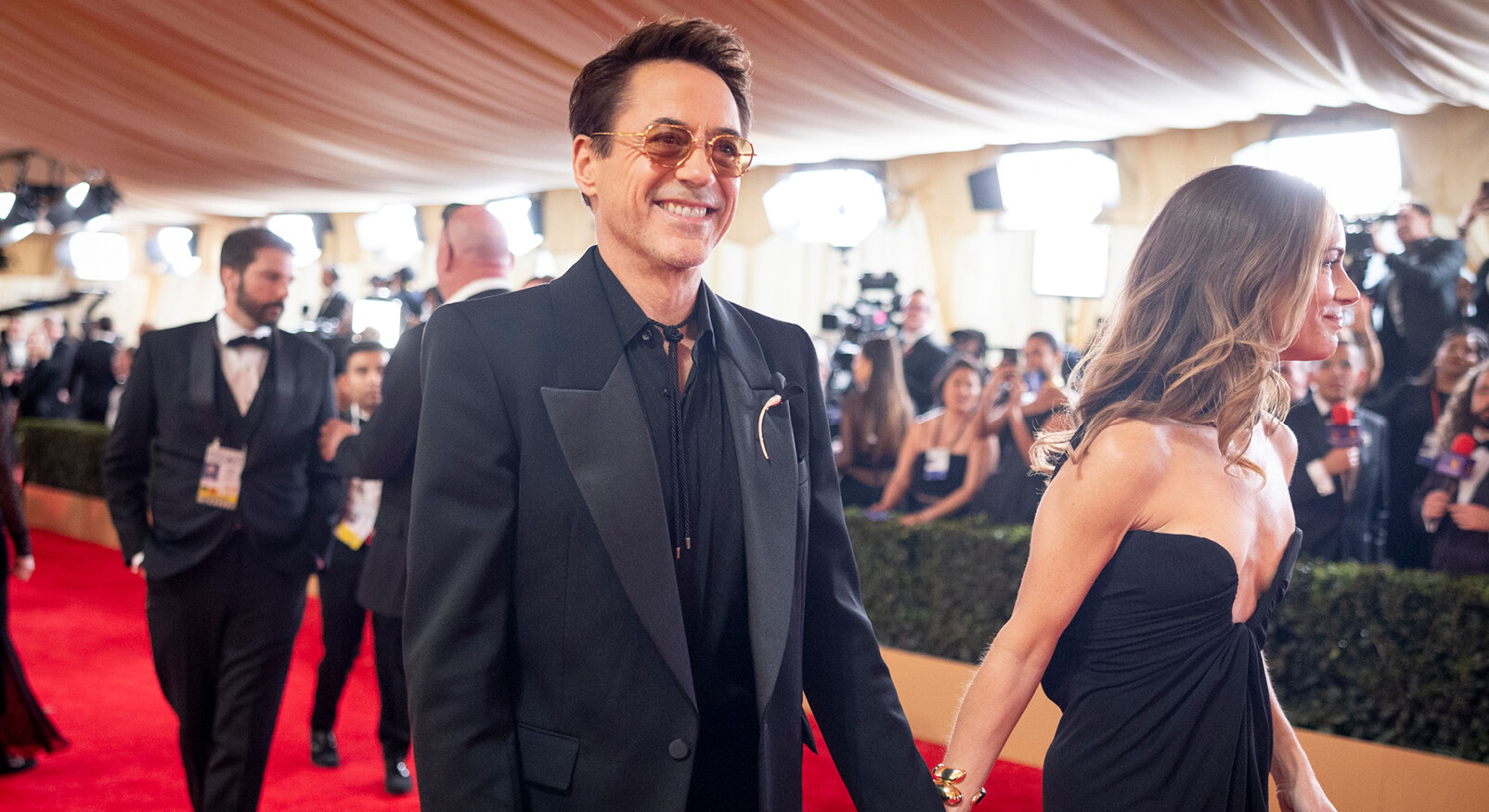 Robert Downey Jr. lachend op de rode loper oscars zwart pak