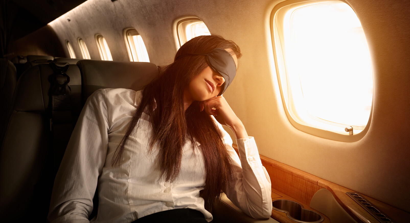 vrouw slaapt in vliegtuig