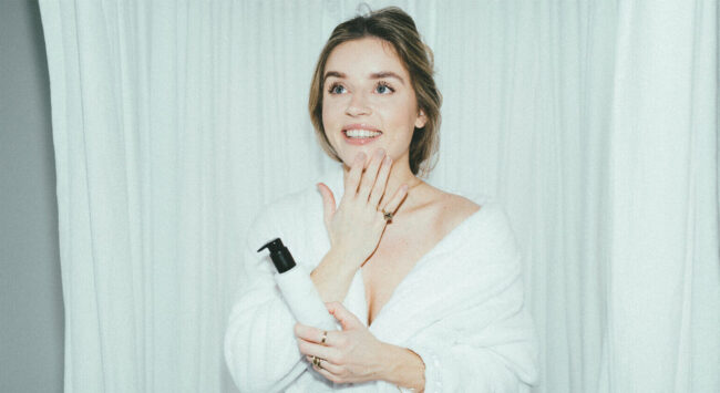 Collage van diverse concealer en make-upproducten naast een vrouw met een perfecte, egale make-uplook, als illustratie voor het oplossen van korrelige of cakey make-