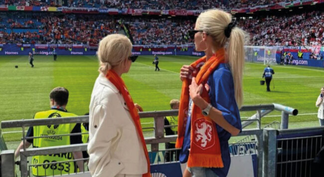 vrouwen kijkend naar voetbal