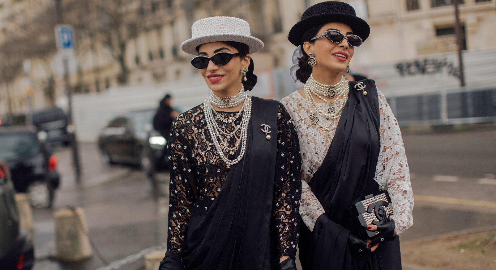 twee vrouwen op staat lachen chanel