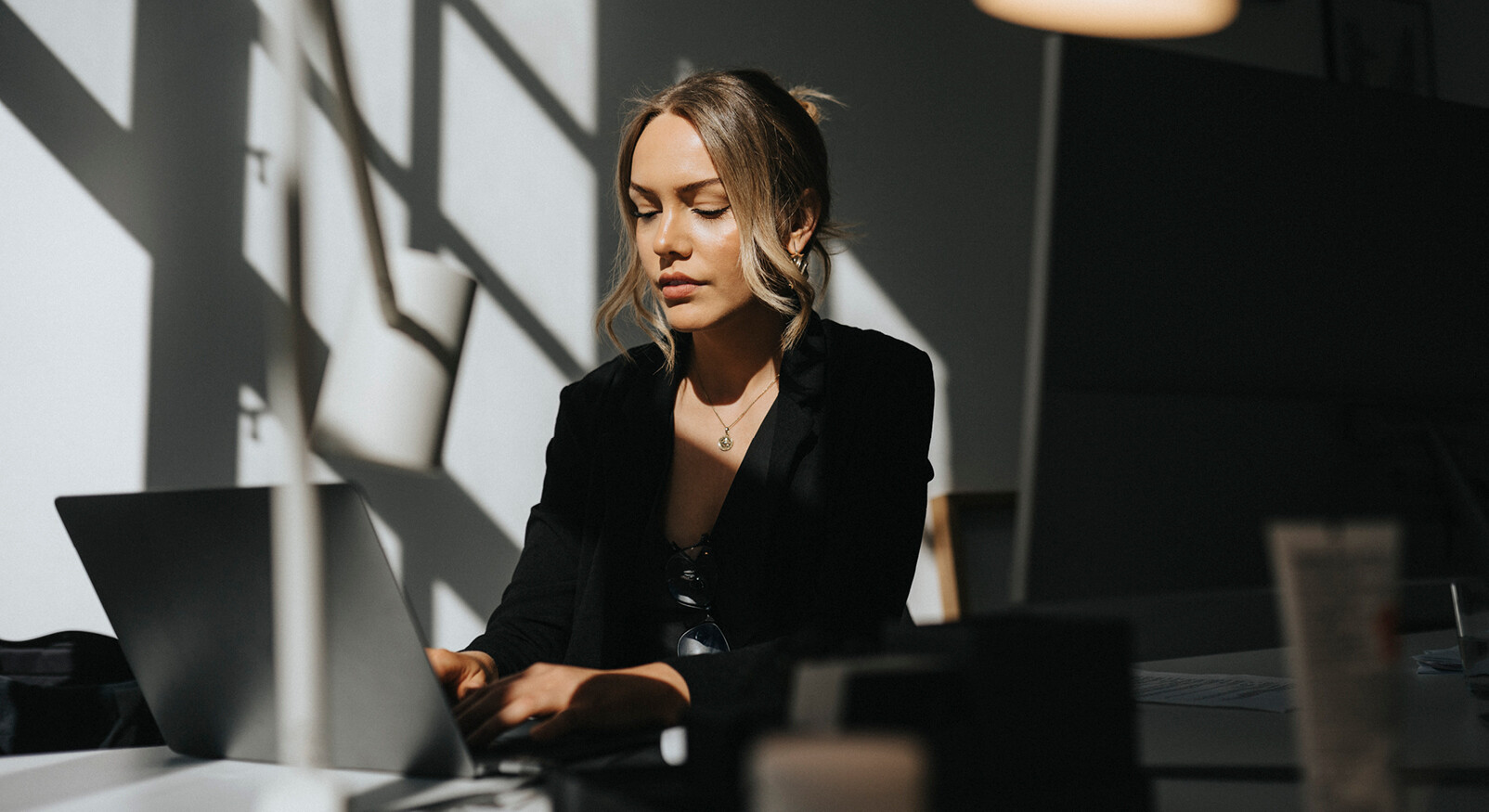 solliciteren vrouw achter laptop