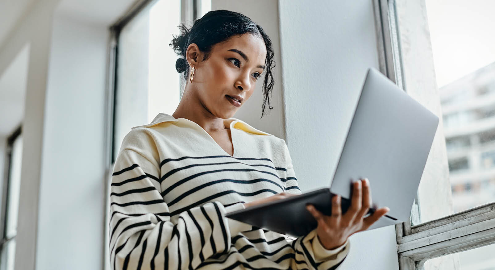 vrouw achter laptop