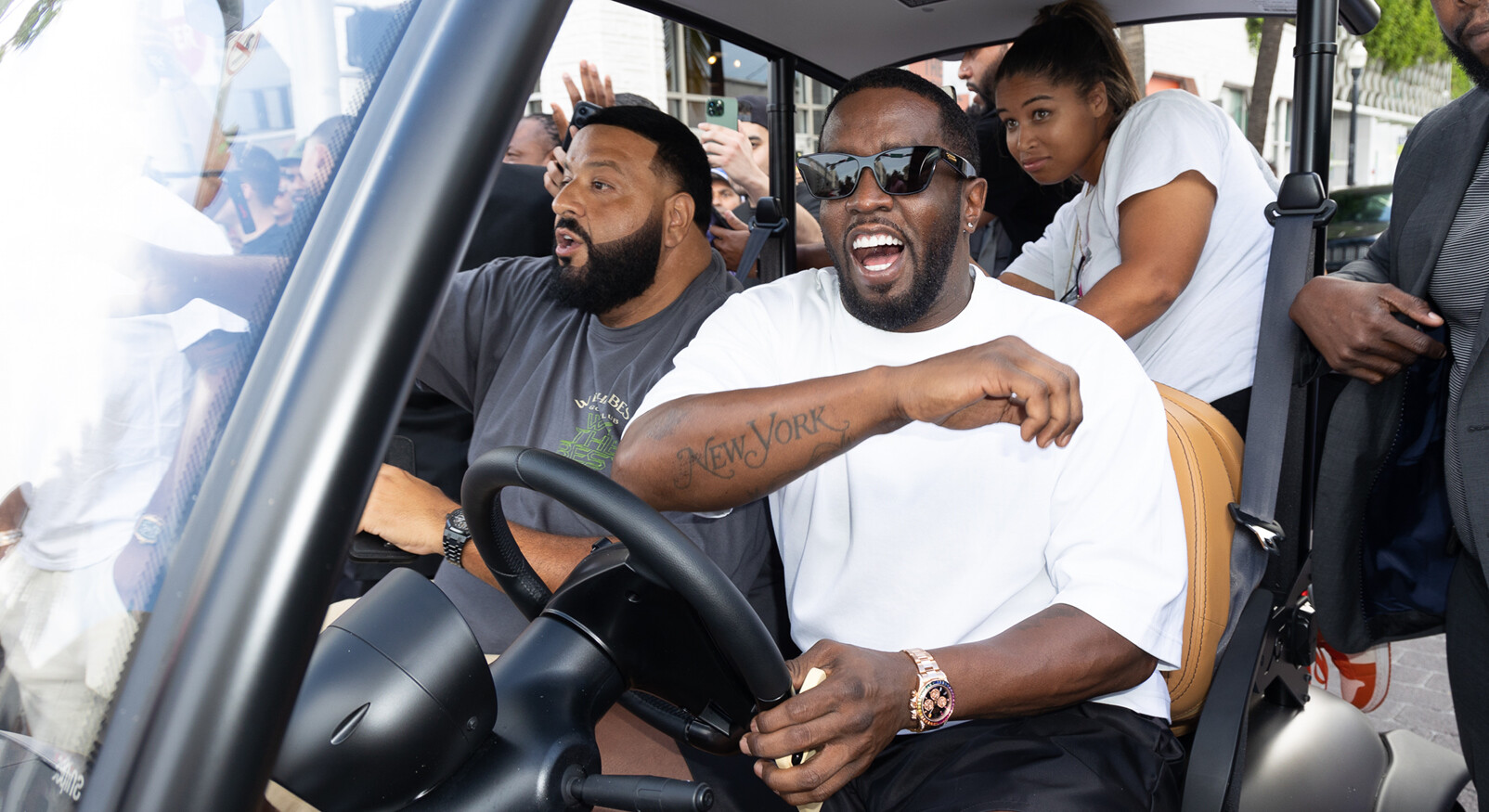 Diddy lachend op straat rijden auto