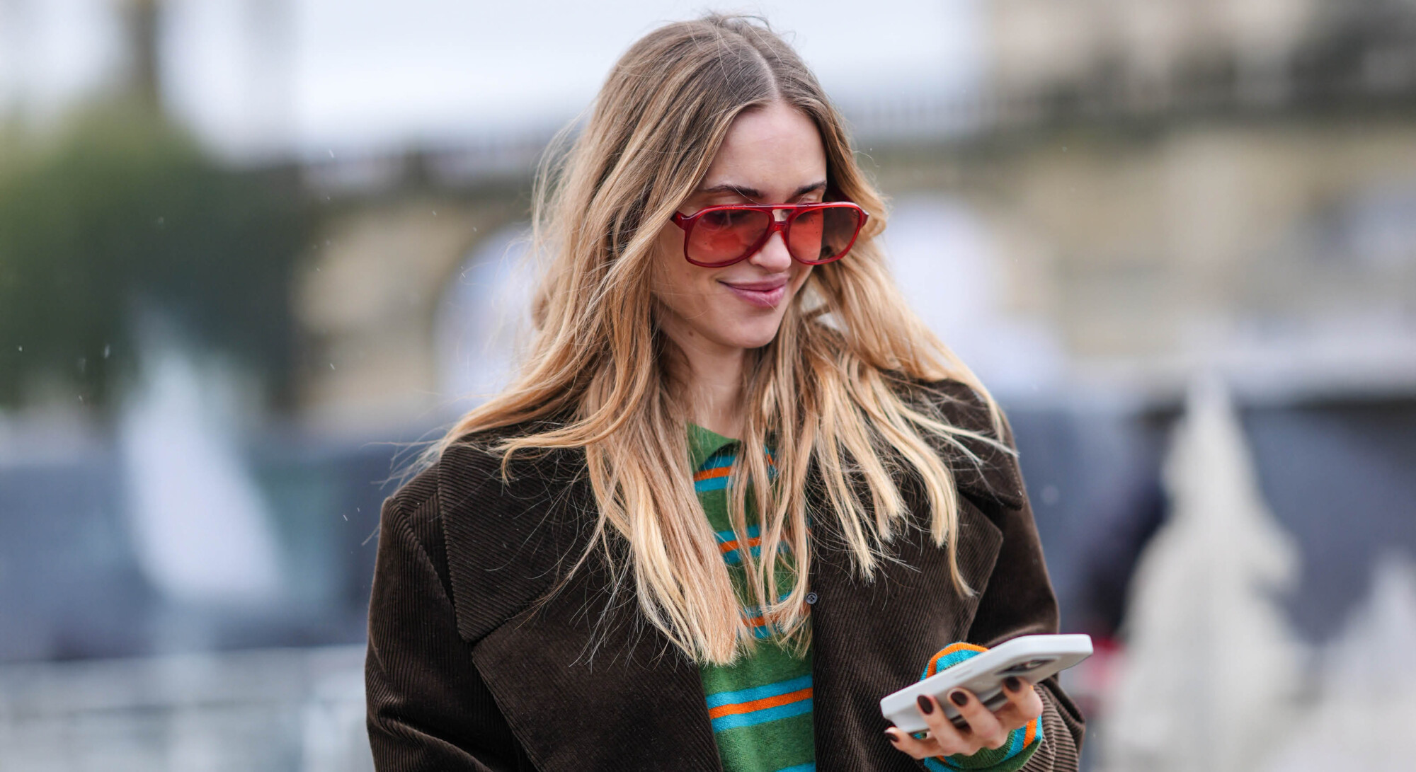 vrouw lachend met telefoon