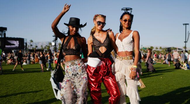 Coachella fesitval Romee Strijd lachend met vriendinnen zomers gekleed