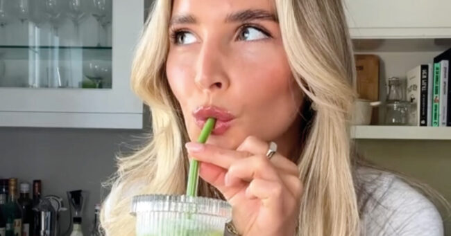blonde vrouw drinkt een matcha uit een glazen beker