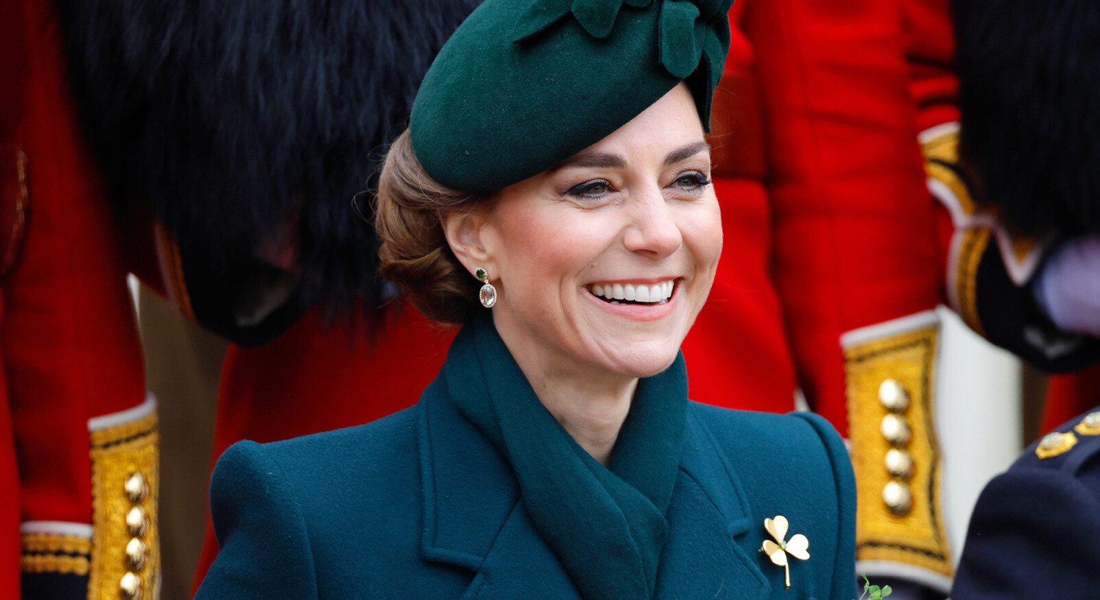 Kate Middleton lachend bij de Irish Guards' St. Patrick's Day Parade