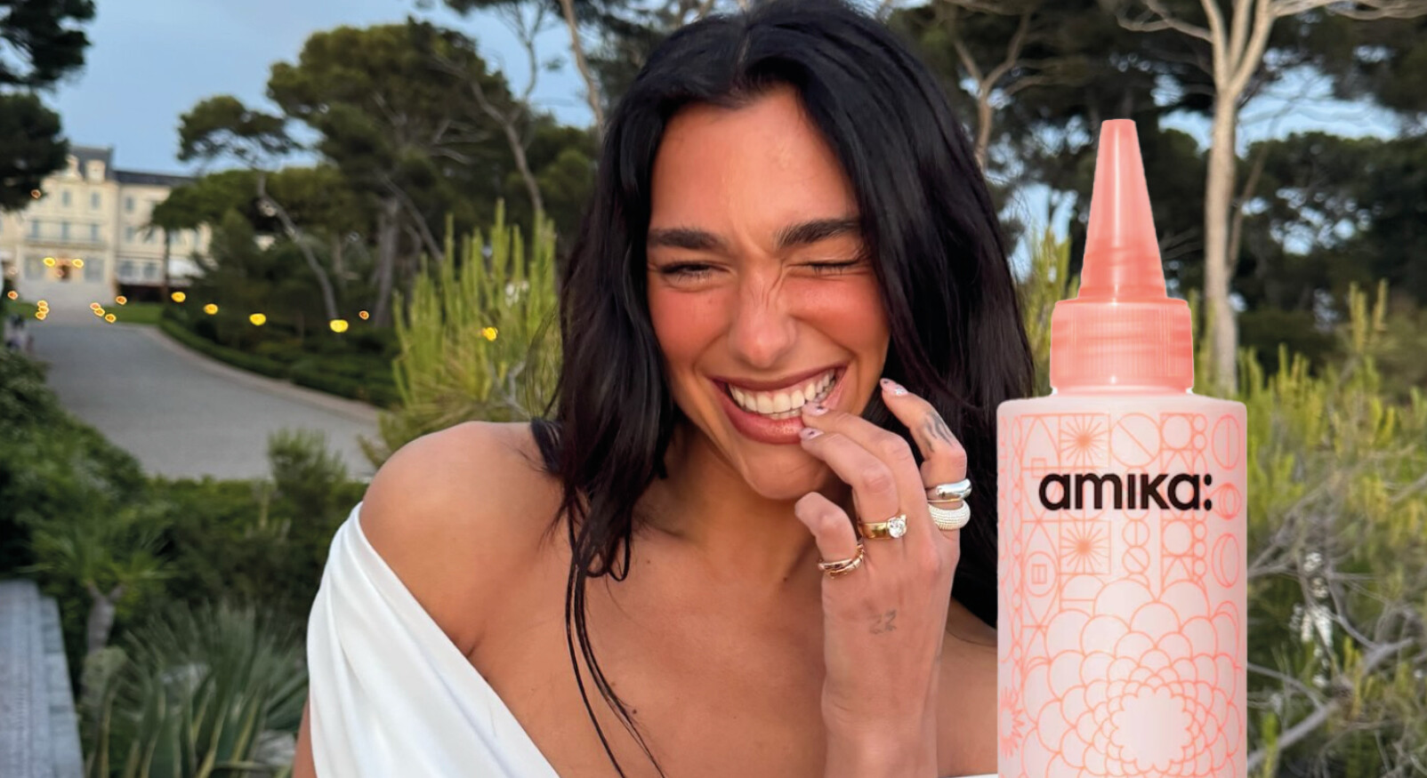 glans haar dua Lipa lachend bij een kasteel in een witte jurk