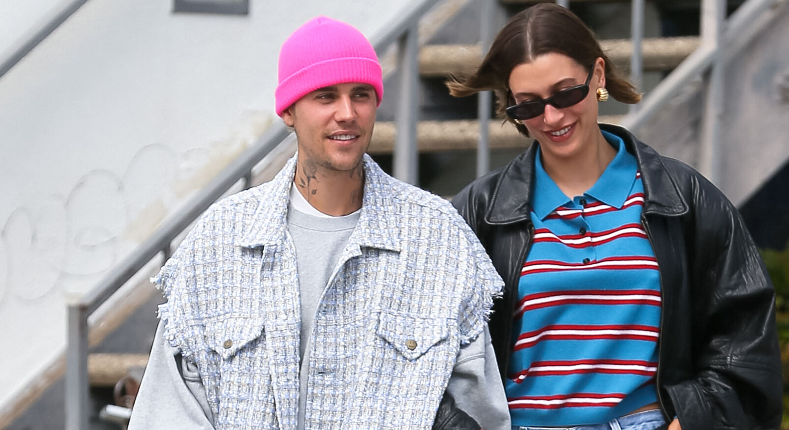 justin bieber lachend op straat met hailey bieber op straat met een knal roze muts