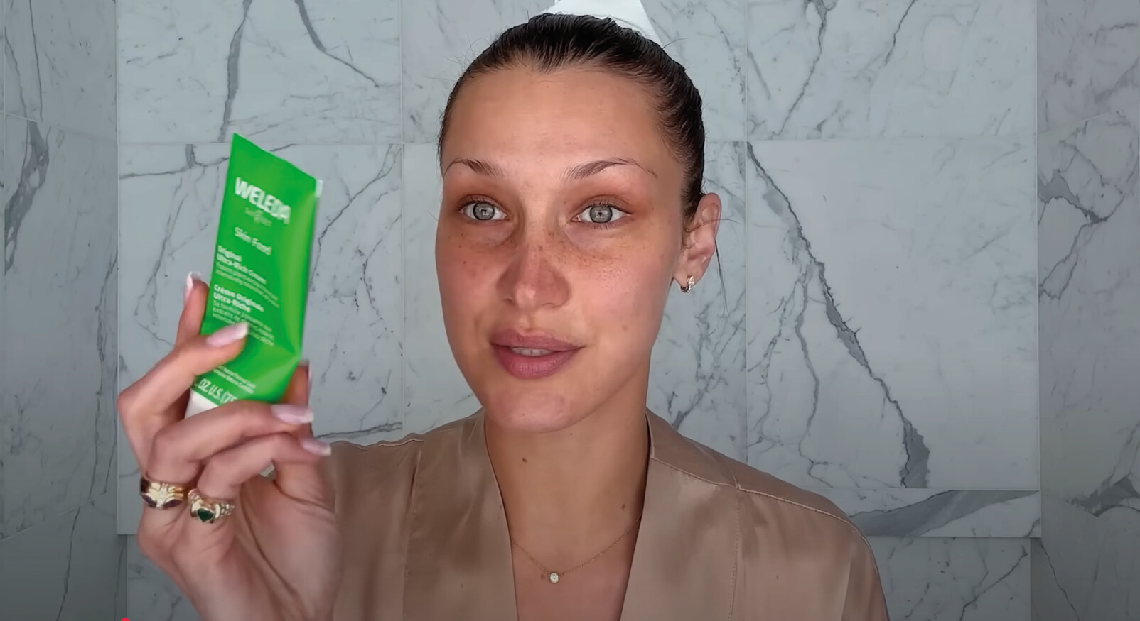 Bella Hadid, model doet haar haar ineen knot naar achter voor in een beauty video Weleda creme skin food