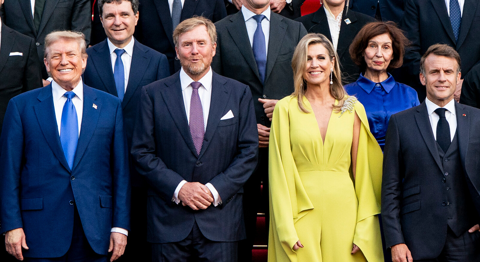 maxima willem alexander trump lachend op de groepsfoto maxima met een okergeel broekpak