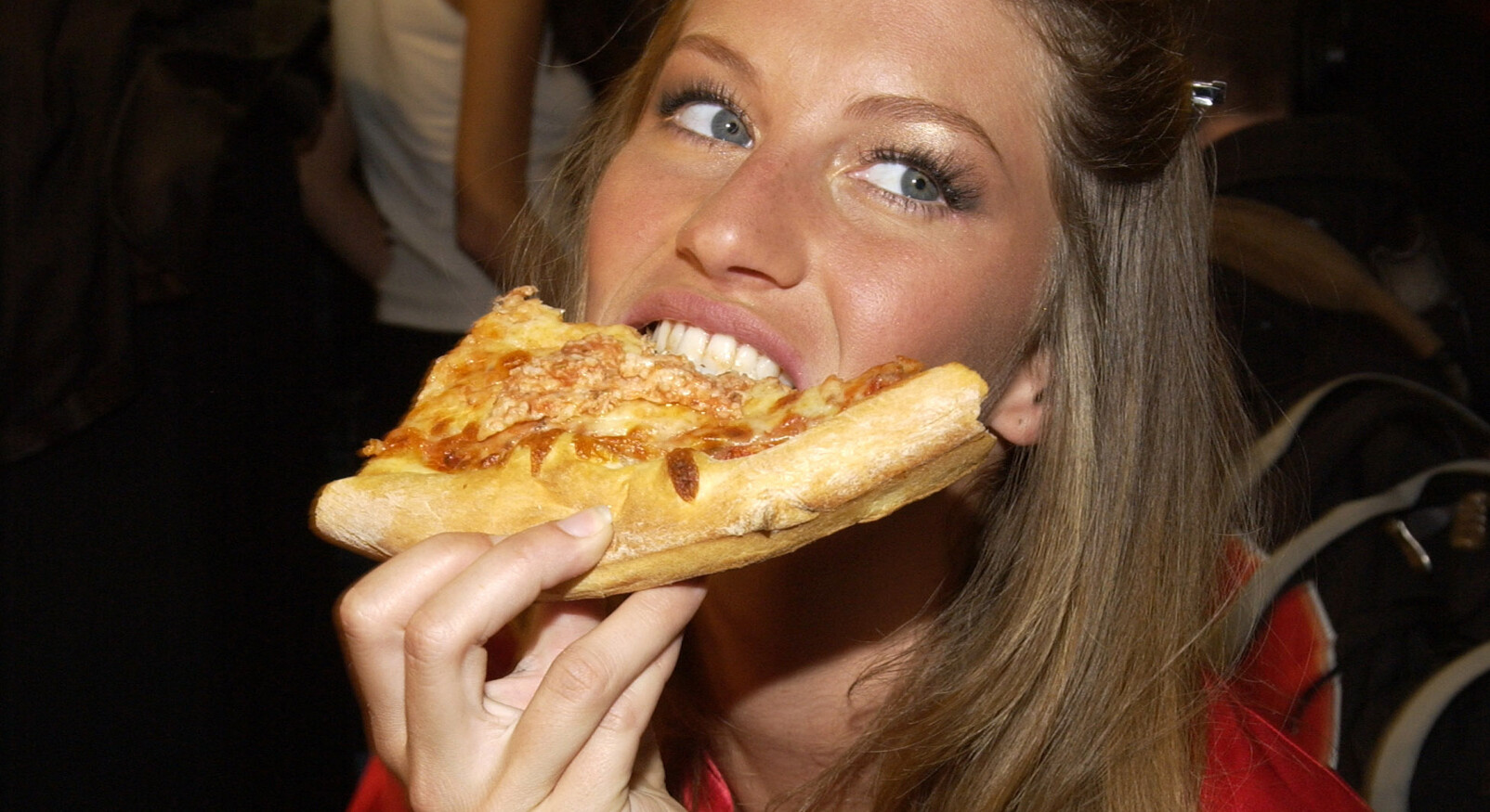 Gisele Bundchen backstage eating pizza in the hair and makeup room
