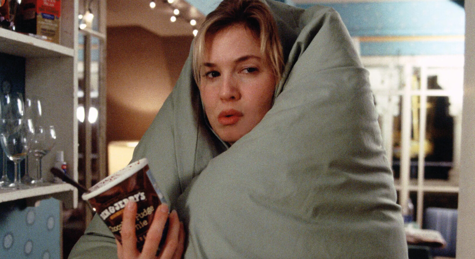 bridget jones scene dat ze met een dekbed om haar lijf ijs eet