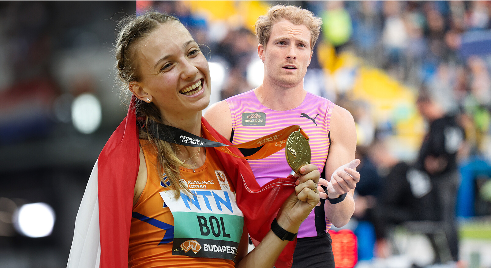 Femke Bol lachend met een medaille om haar net met een Nederlandse vlag en haar verloofd vriend Ben Broeders ook in atletiek kleding rennen roze tshirt
