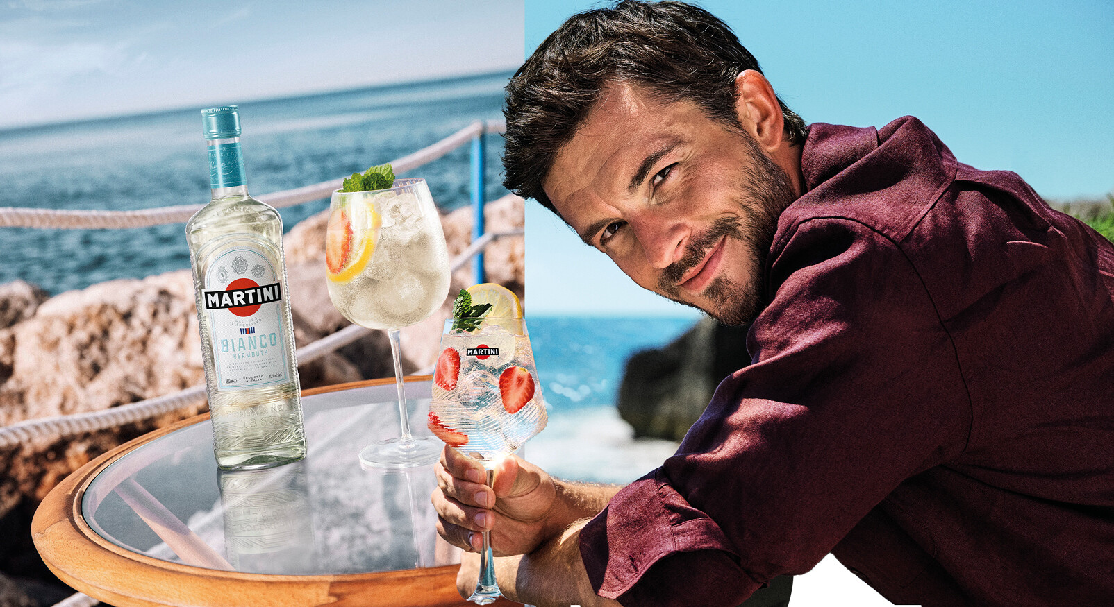 Jonathan Bailey lachend met een martini cocktail in zijn hand strand zomers