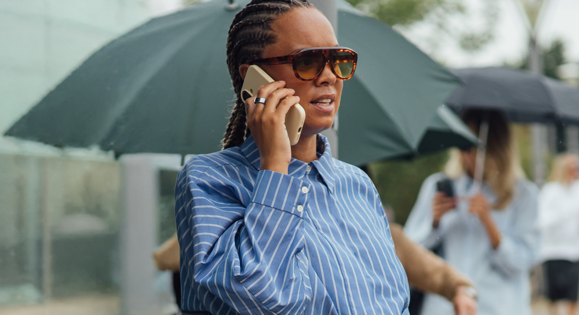 vrouw met telefoon in haar hand aan het bellen