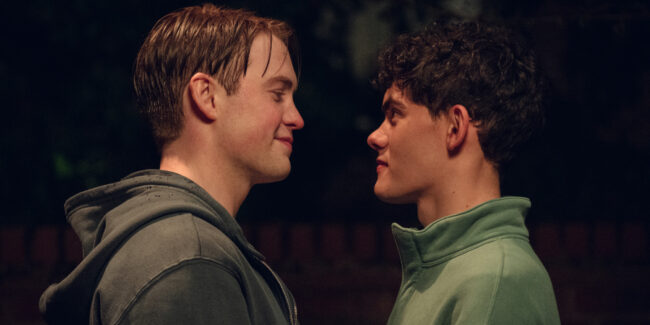 Nick en Charlie kijken verliefd naar elkaar in de Netflix-serie Heartstopper