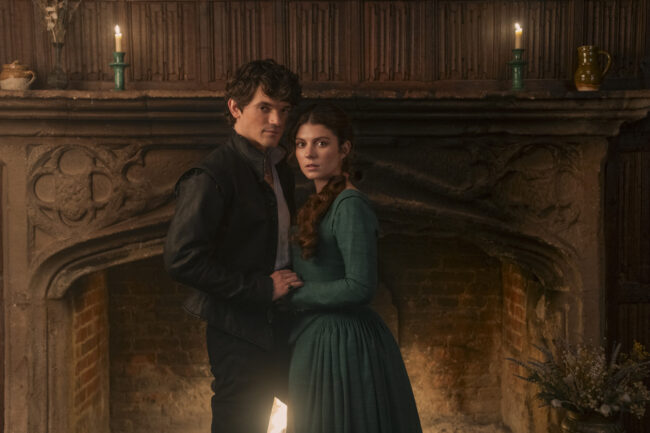 Edward Bluemel als Lord Guildford Dudley en Emily Bader als Lady Jane Grey in de serie My Lady Jane