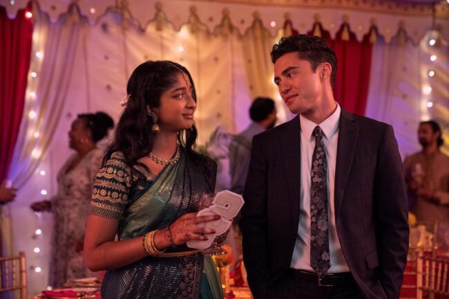 Maitreyi Ramakrishnan als Devi en Darren Barnet als Paxton in aflevering 410 van de Netflix-serie Never Have I Ever