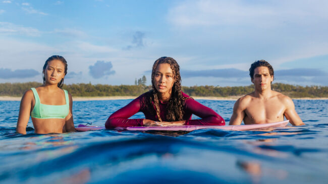 Lilliana Bowrey als Poppy Tetanui, Savannah La Rain als Bodhi Mercer, João Gabriel Marinho als Marlon Sousa in Surviving Summer seizoen 2