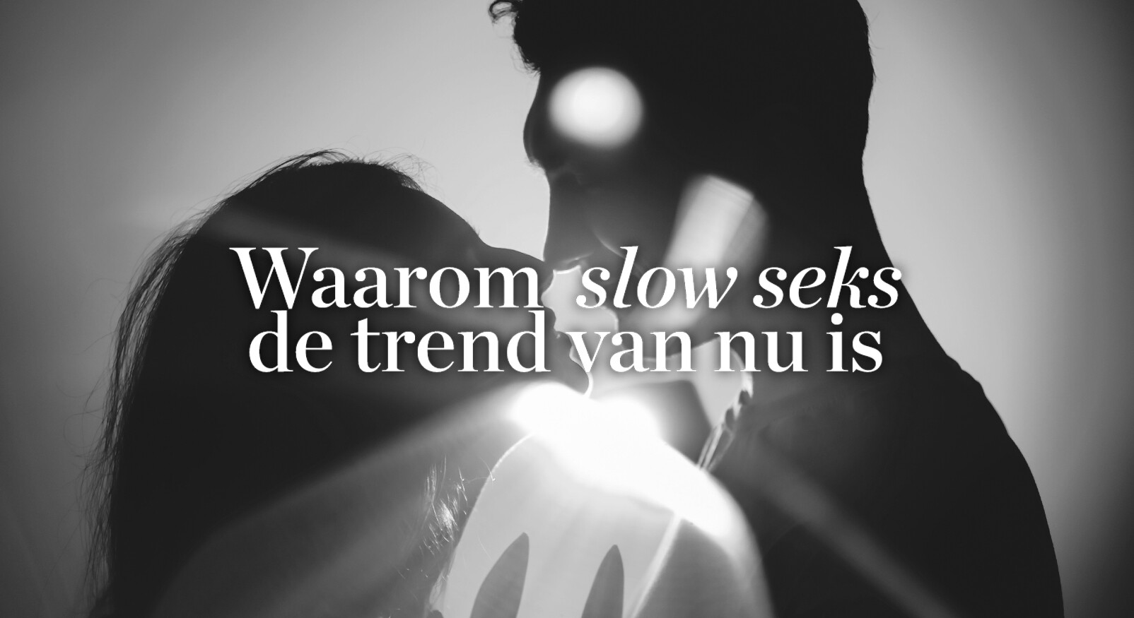 man en vrouw geven elkaar een kus