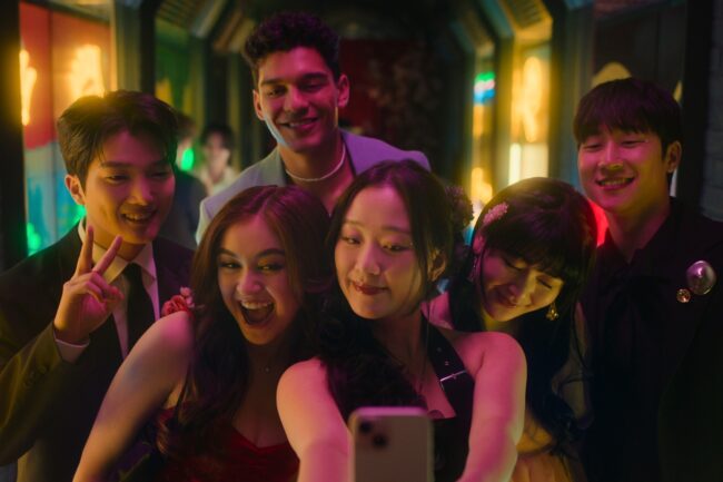 Cast van XO Kitty maakt een selfie in aflevering 207, met Anna Cathcart als Kitty Song Covey en vrienden