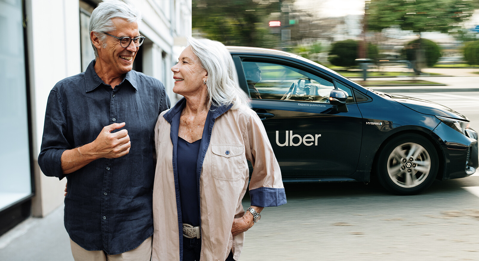 Zeker! Hier is een alt-tekst voor de afbeelding: "Een lachend ouder stel loopt hand in hand over de stoep, terwijl een donkere Uber-auto, met het Uber-logo prominent op de achterdeur, over de weg rijdt. De man draagt een donker overhemd en een bril, de vrouw een beige jasje over een donkerblauw topje. De sfeer is zonnig en stedelijk."
