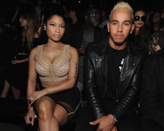 Rapper Nicki Minaj in een strakke jurk en Lewis Hamilton in een casual T-shirt tijdens een evenement in 2018.