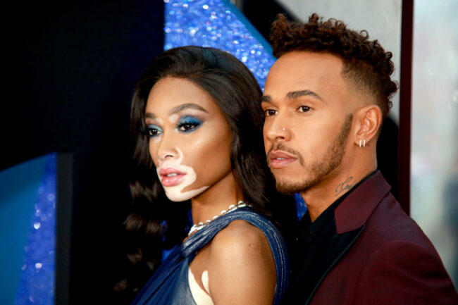  Model Winnie Harlow en Lewis Hamilton in een bordeauxrood pak op een rode loper evenement in 2017