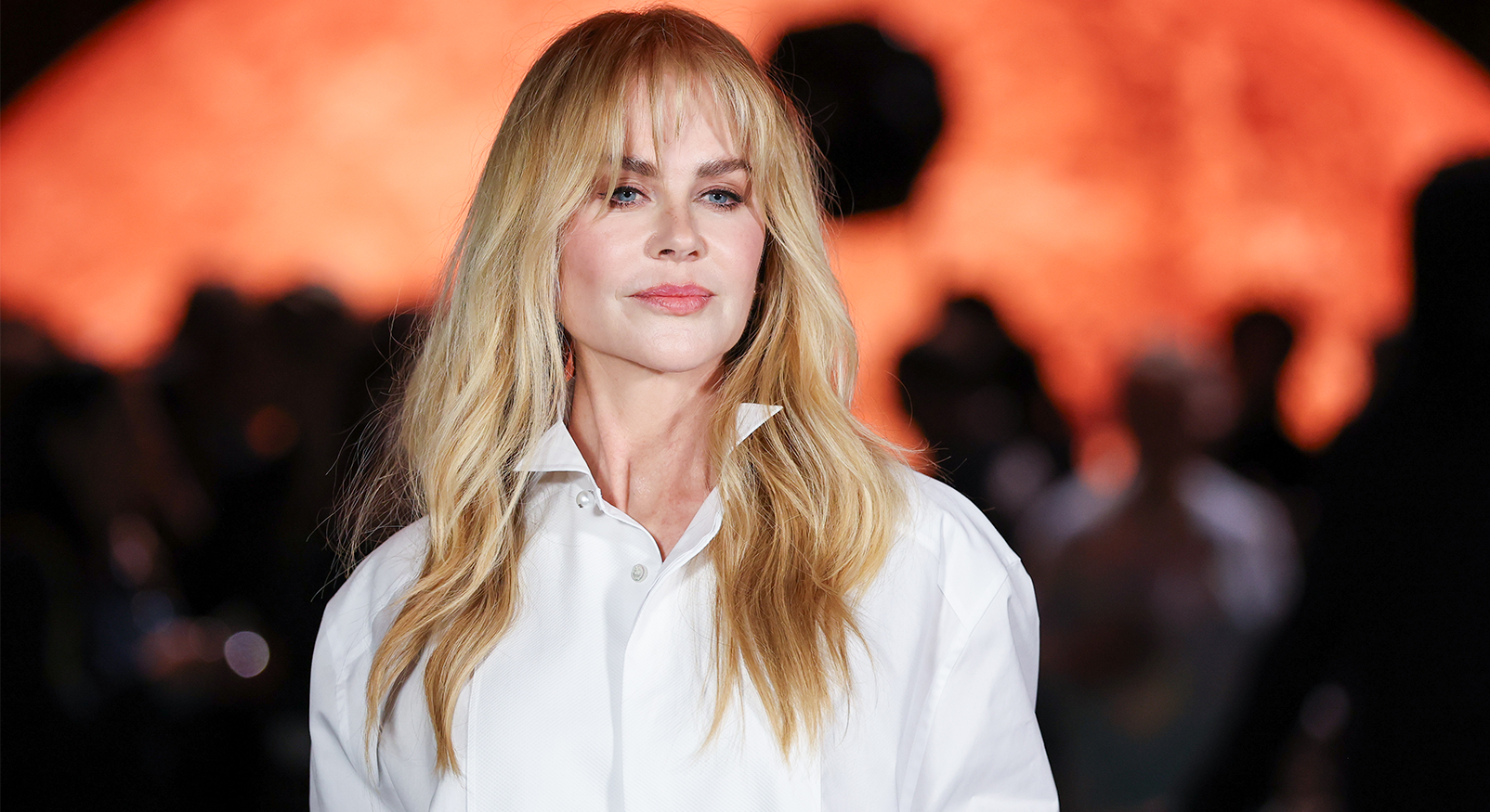 Nicole Kidman met lange blonde haren in een oversized wit overhemd poseert op de Chanel Spring/Summer 2026 Fashion Show.