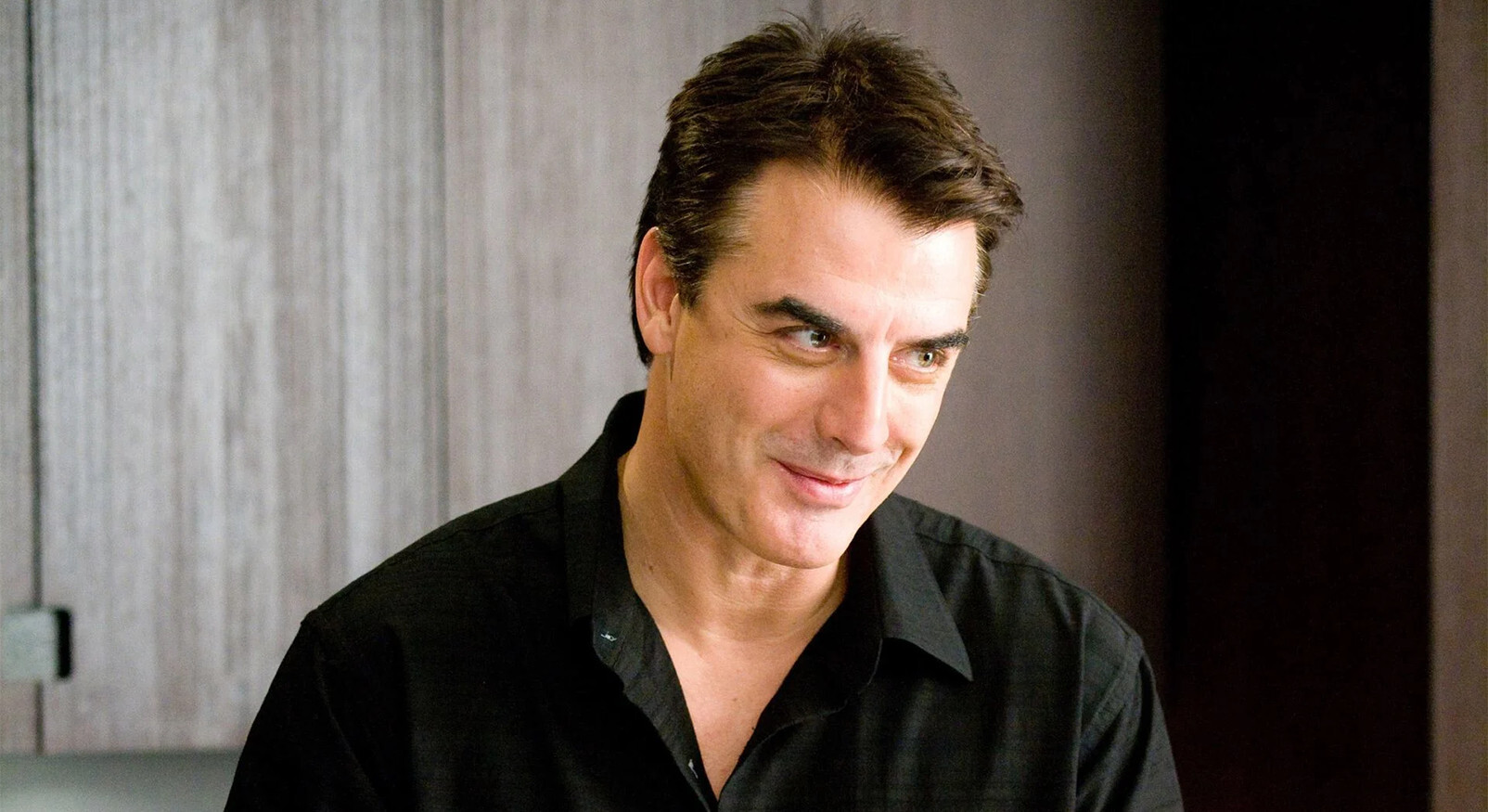 Portret van Mr. Big (Chris Noth) uit Sex and the City, symbool voor de man die online meer geld uitgeeft aan luxe en dure aankopen.