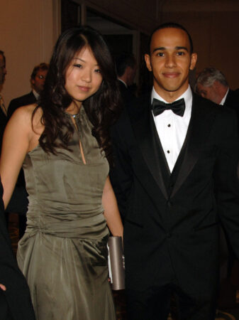 Lewis Hamilton in smoking met vriendin Jodia Ma in avondjurk op de AutoSport Awards 2006
