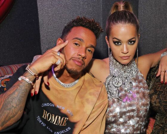  Zangeres Rita Ora met een opgestoken paardenstaart en Lewis Hamilton met neuspiercing en tatoeages, in een club in 2016.