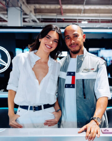 Model Kendall Jenner en Lewis Hamilton in casual outfits poseren tijdens een Mercedes/Tommy Hilfiger evenement.