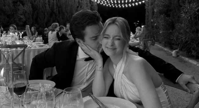 Liefdevol stel beantwoordt elkaars 'bids for connection' met aandacht tijdens een romantisch diner.