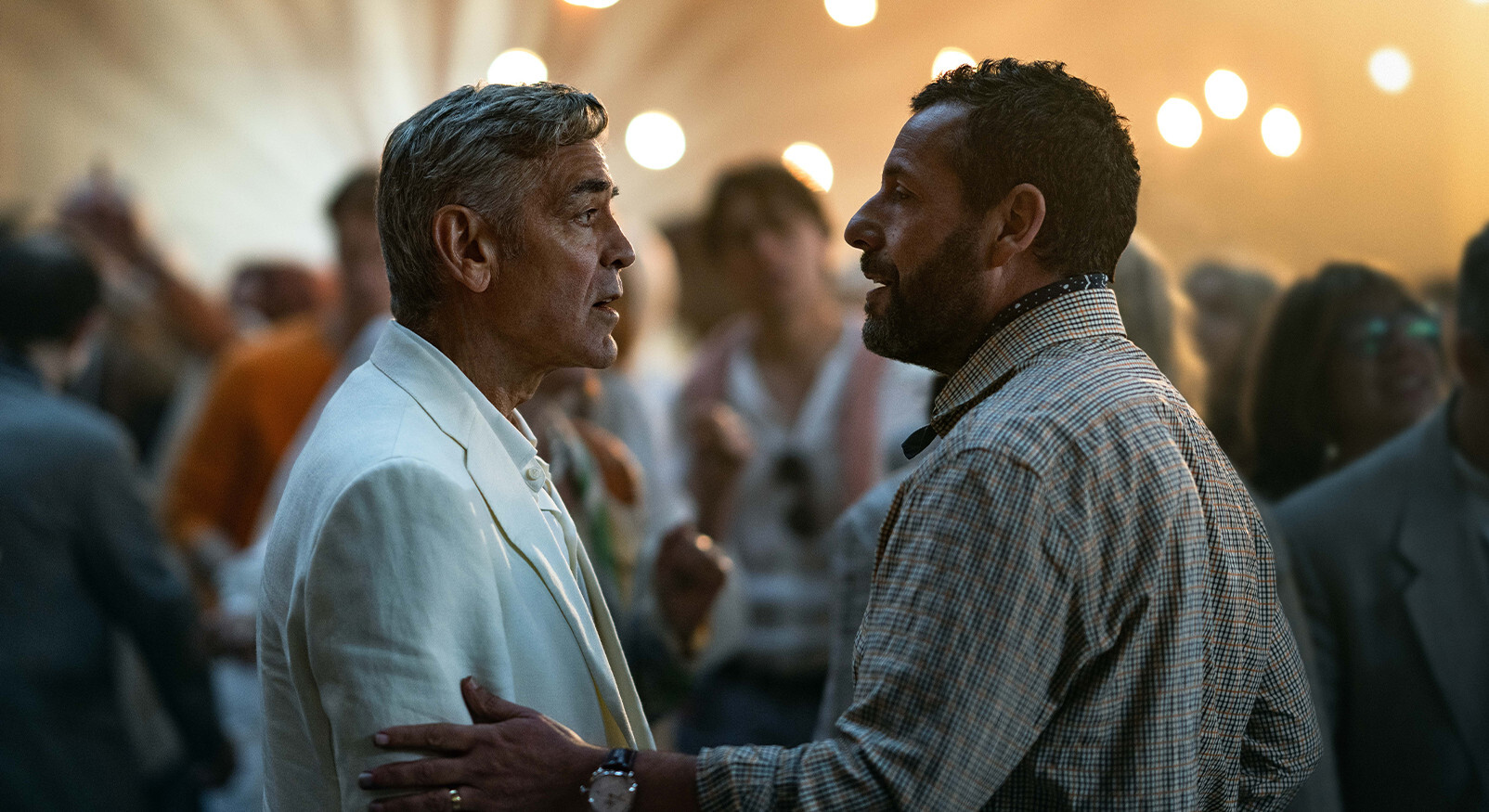 George Clooney en Adam Sandler in intense dialoog Jay Kelly film, promotie foto Netflix