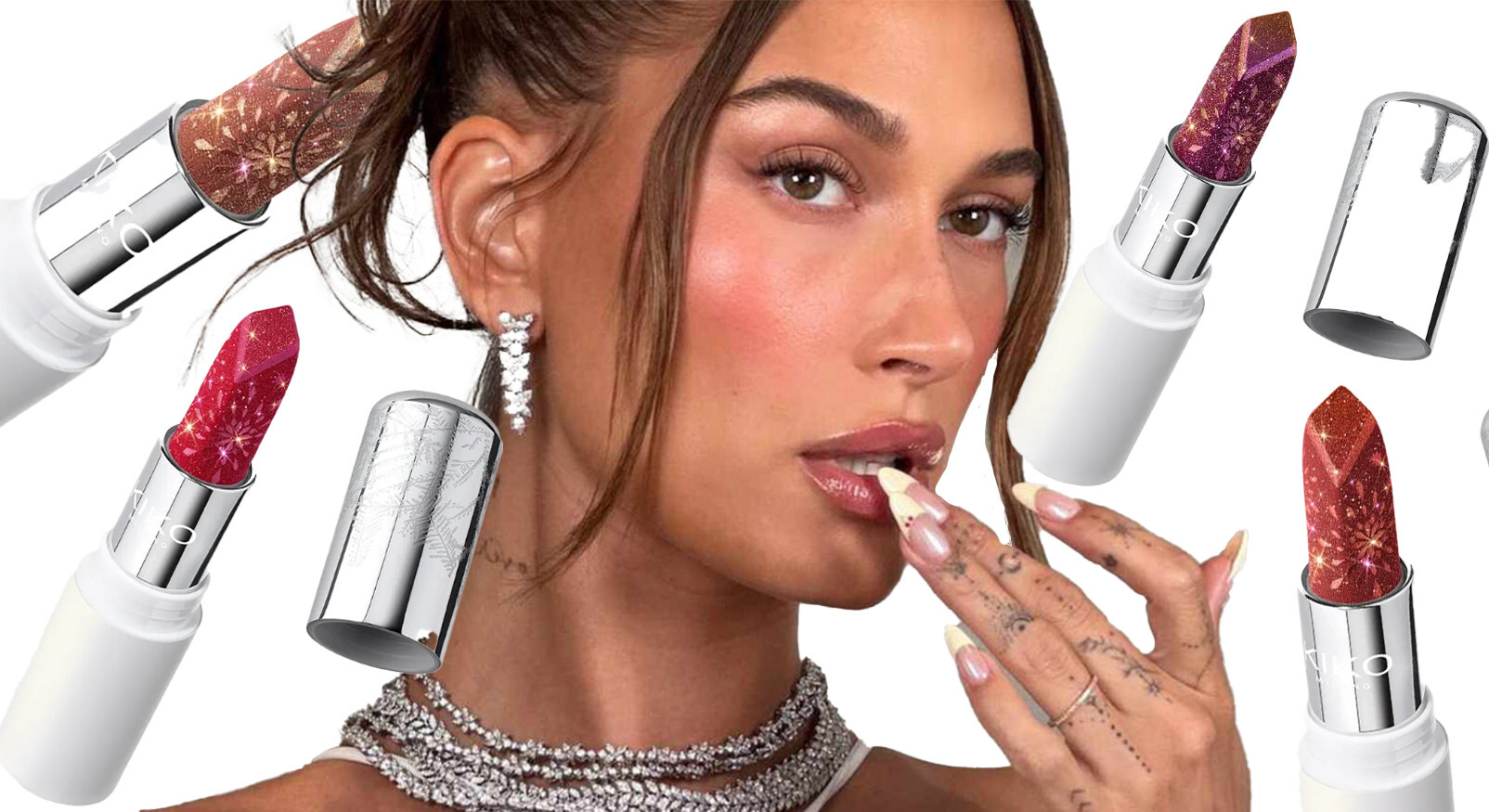 Model met een glanzende make-uplook en een collage van de Kiko Milano snow-kissed holiday sparkly peaks lipsticks met hun gegraveerde, glitter textuur, als illustratie van de virale kerstcollectie.