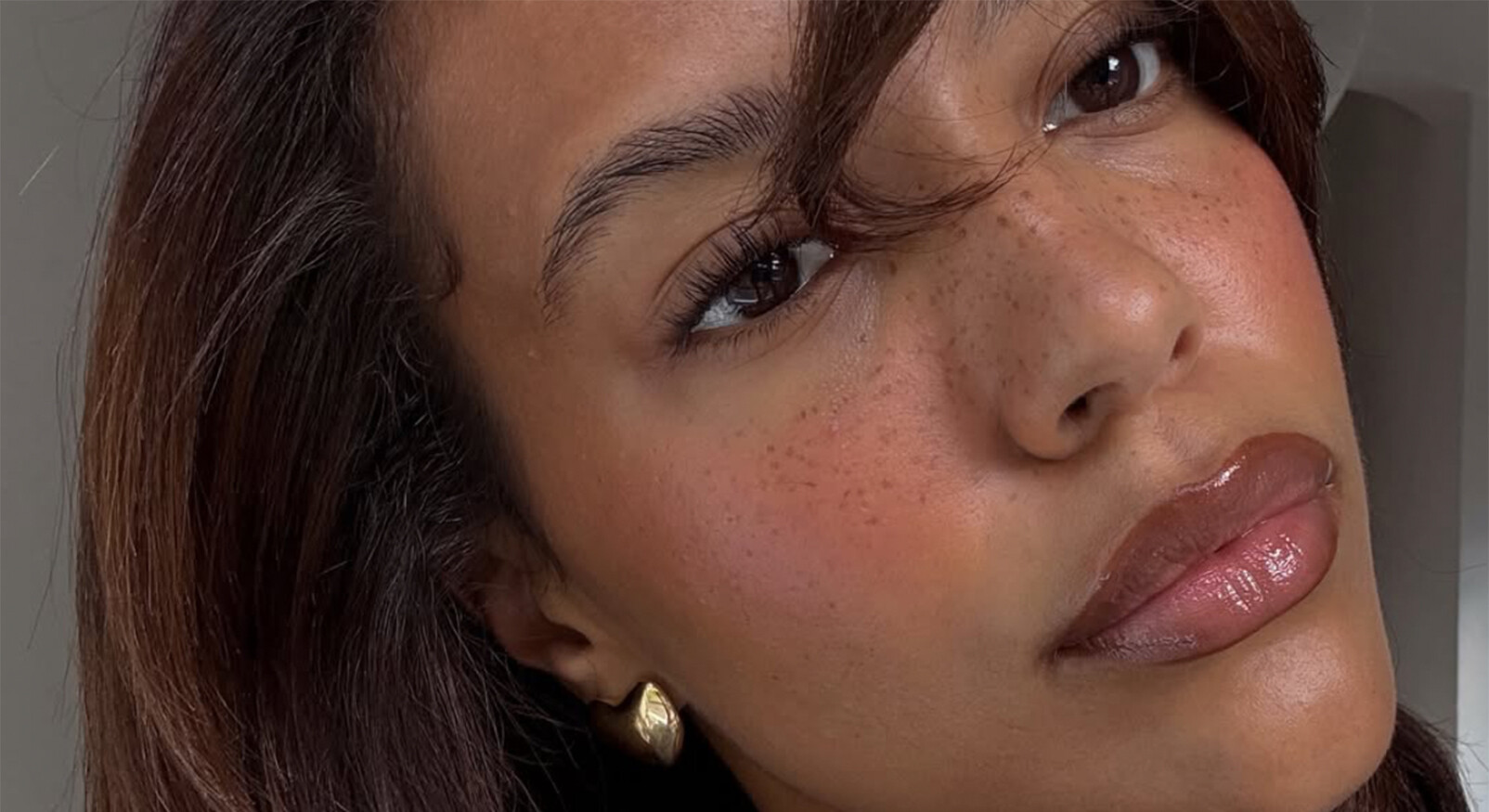 Mooie vrouw van dichtbij met make up