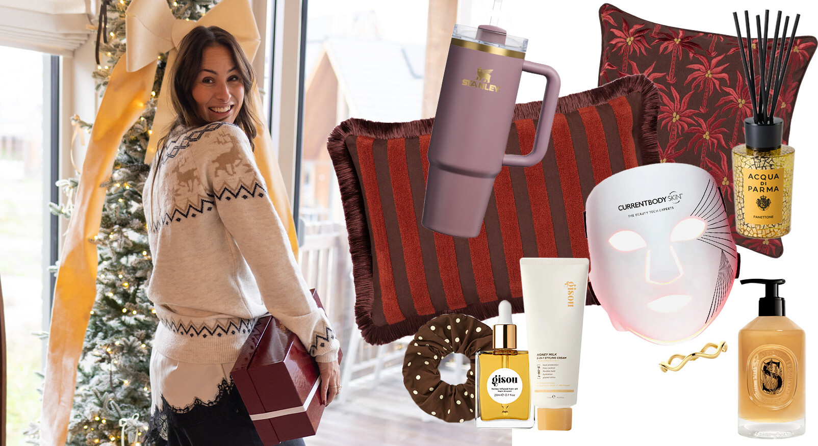 Vrouw bij kerstboom met cadeau, omringd door luxe beauty, homebody en fashion kerstcadeaus.