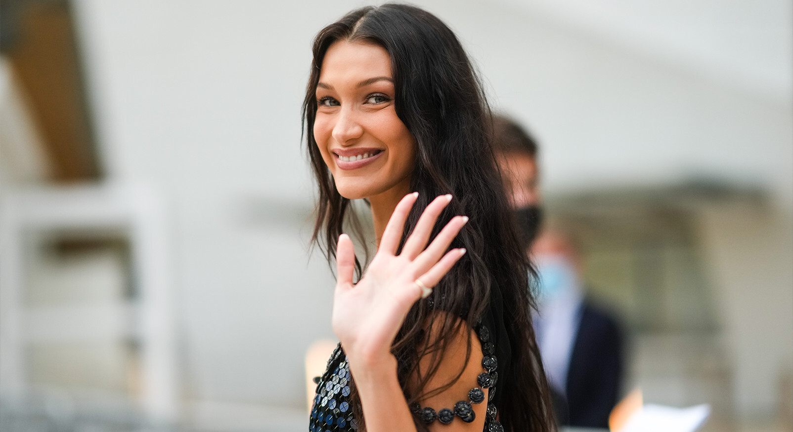 Bella Hadid in oversized trui en korte broek, casual street style van het supermodel.