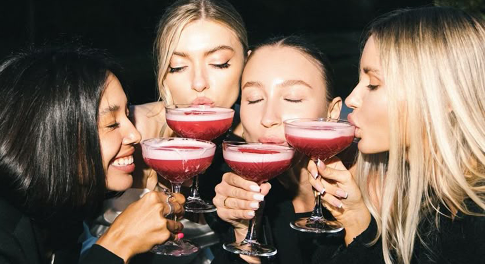 Vriendinnen proosten met cocktails tijdens een New Years Party, passend bij de 5 cocktail recepten van Keesje Avezaat.